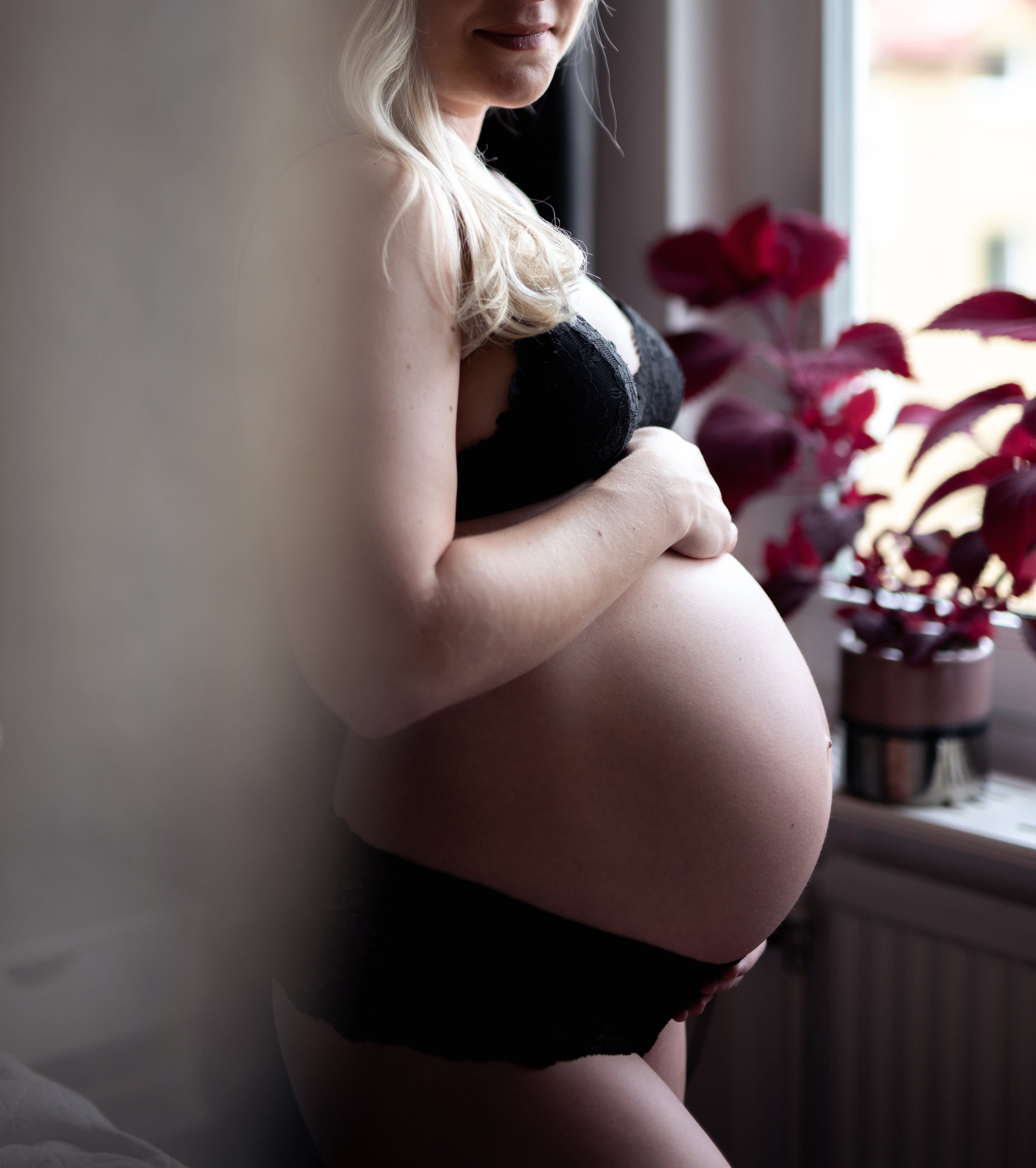 Gravid kvinne i fönstret
