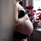 Gravid kvinne i fönstret