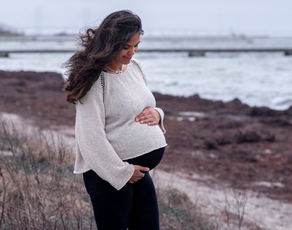 Gravid kvinna vid stranden